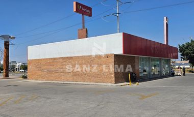 Plaza Factoria: Local comercial rodeado de estacionamiento