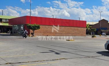 Plaza Factoria: Local comercial rodeado de estacionamiento