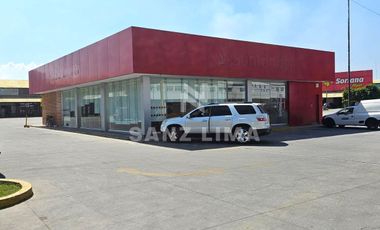 Plaza Factoria: Local comercial rodeado de estacionamiento