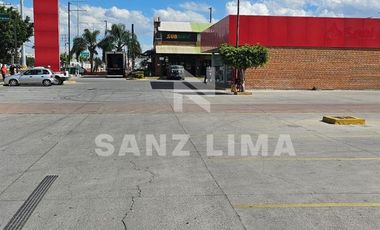 Plaza Factoria: Local comercial rodeado de estacionamiento