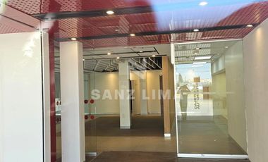 Plaza Factoria: Local comercial rodeado de estacionamiento