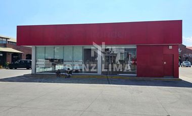 Plaza Factoria: Local comercial rodeado de estacionamiento