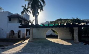 RESIDENCIA EN PRIVADA COLONIAL, EN CHUBURNA