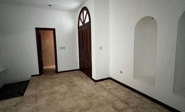 RESIDENCIA EN PRIVADA COLONIAL, EN CHUBURNA