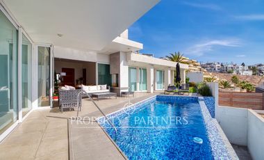 Exclusiva Casa en Jardines del Sur: Vista al Mar y Piscina Privada