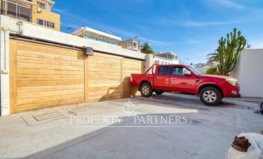 Exclusiva Casa en Jardines del Sur: Vista al Mar y Piscina Privada