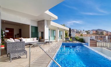 Exclusiva Casa en Jardines del Sur: Vista al Mar y Piscina Privada