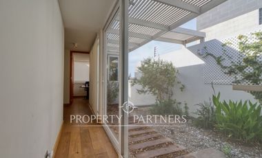 Exclusiva Casa en Jardines del Sur: Vista al Mar y Piscina Privada
