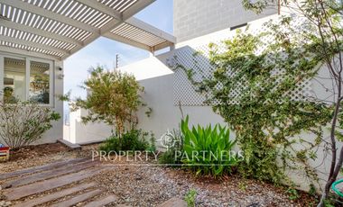 Exclusiva Casa en Jardines del Sur: Vista al Mar y Piscina Privada