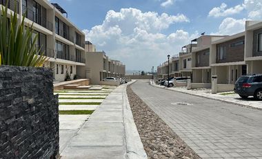 Casa amueblada en condominio en renta Querétaro El Refugio Alttica