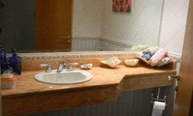 espectacular casa sobre doble lote con gran quincho y piscina en Banfield Oeste