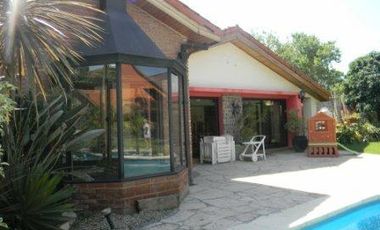 espectacular casa sobre doble lote con gran quincho y piscina en Banfield Oeste