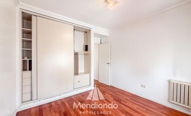 Depto 3 amb.  al frente con balcón y terraza propia. Cochera cubierta. Chauvin.