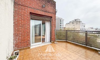 Depto 3 amb.  al frente con balcón y terraza propia. Cochera cubierta. Chauvin.