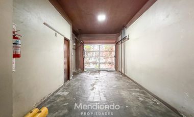 Depto 3 amb.  al frente con balcón y terraza propia. Cochera cubierta. Chauvin.