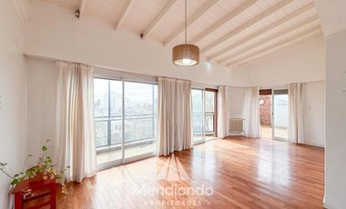 Depto 3 amb.  al frente con balcón y terraza propia. Cochera cubierta. Chauvin.