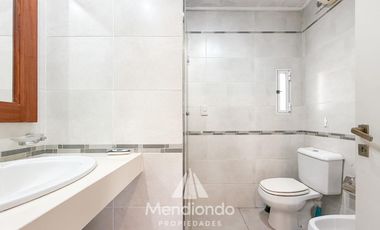 Depto 3 amb.  al frente con balcón y terraza propia. Cochera cubierta. Chauvin.