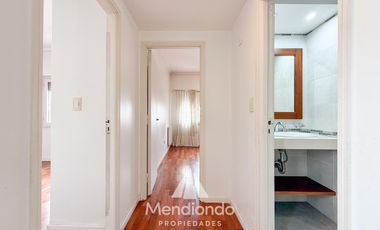 Depto 3 amb.  al frente con balcón y terraza propia. Cochera cubierta. Chauvin.