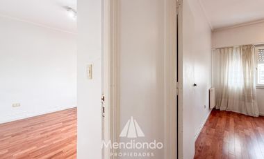 Depto 3 amb.  al frente con balcón y terraza propia. Cochera cubierta. Chauvin.