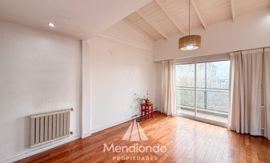 Depto 3 amb.  al frente con balcón y terraza propia. Cochera cubierta. Chauvin.