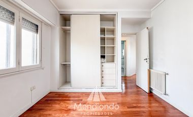 Depto 3 amb.  al frente con balcón y terraza propia. Cochera cubierta. Chauvin.