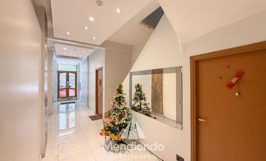 Depto 3 amb al frente con balcón. Reciclado y completamente equipado / Zona centro