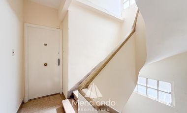 Depto 3 amb al frente con balcón. Reciclado y completamente equipado / Zona centro