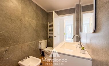 Depto 3 amb al frente con balcón. Reciclado y completamente equipado / Zona centro