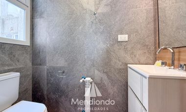 Depto 3 amb al frente con balcón. Reciclado y completamente equipado / Zona centro