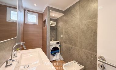 Depto 3 amb al frente con balcón. Reciclado y completamente equipado / Zona centro