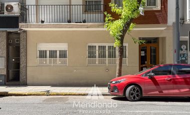 Depto 3 amb al frente con balcón. Reciclado y completamente equipado / Zona centro