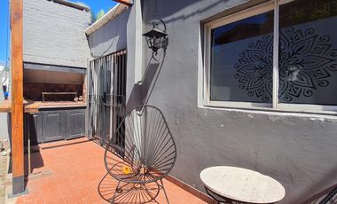 Casa sobre lote de 10x40 con gran jardín con piscina - En venta