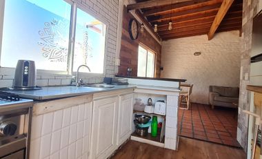 Casa sobre lote de 10x40 con gran jardín con piscina - En venta