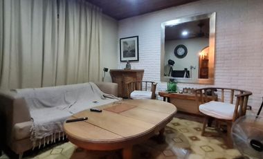 Casa sobre lote de 10x40 con gran jardín con piscina - En venta