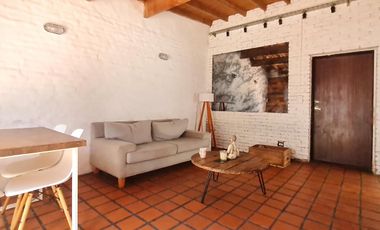 Casa sobre lote de 10x40 con gran jardín con piscina - En venta