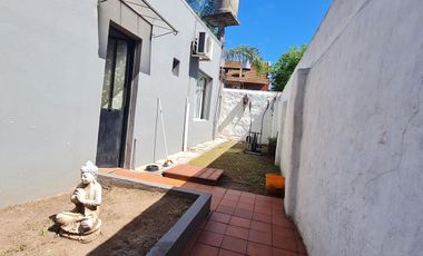 Casa sobre lote de 10x40 con gran jardín con piscina - En venta