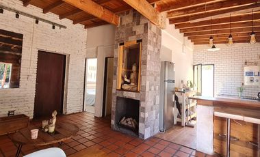 Casa sobre lote de 10x40 con gran jardín con piscina - En venta