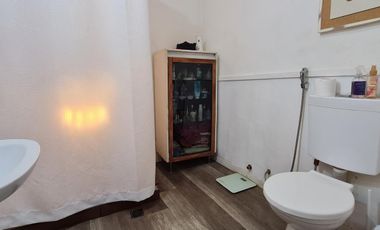 Casa sobre lote de 10x40 con gran jardín con piscina - En venta