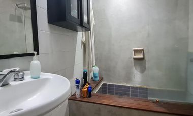 Casa sobre lote de 10x40 con gran jardín con piscina - En venta