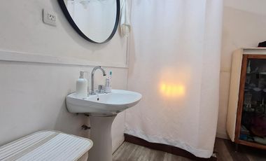 Casa sobre lote de 10x40 con gran jardín con piscina - En venta