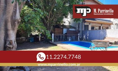 Casa sobre lote de 10x40 con gran jardín con piscina - En venta
