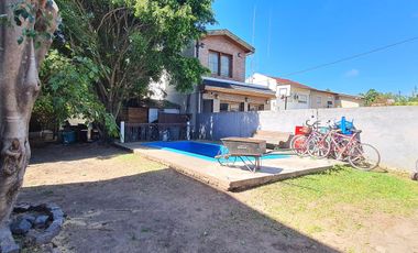 Casa sobre lote de 10x40 con gran jardín con piscina - En venta