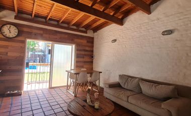 Casa sobre lote de 10x40 con gran jardín con piscina - En venta