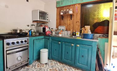 Casa sobre lote de 10x40 con gran jardín con piscina - En venta