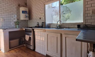 Casa sobre lote de 10x40 con gran jardín con piscina - En venta