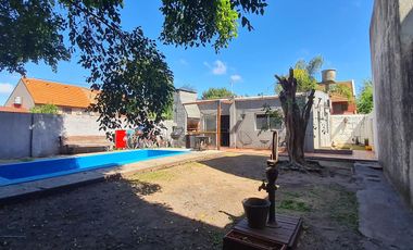 Casa sobre lote de 10x40 con gran jardín con piscina - En venta