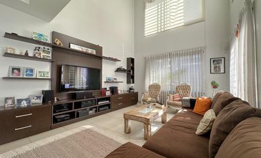 Casa en venta en Lanús Este 4 ambientes con patio y piscina apto credito