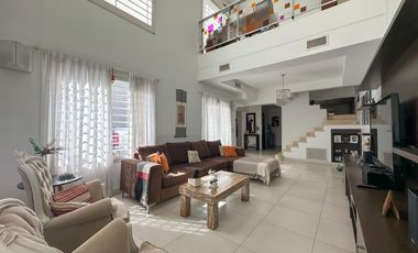 Casa en venta en Lanús Este 4 ambientes con patio y piscina apto credito