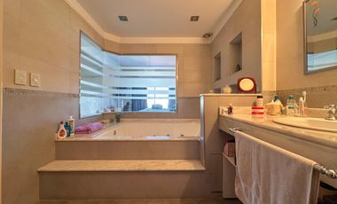 Casa en venta en Lanús Este 4 ambientes con patio y piscina apto credito