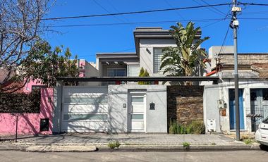 Casa en venta en Lanús Este 4 ambientes con patio y piscina apto credito